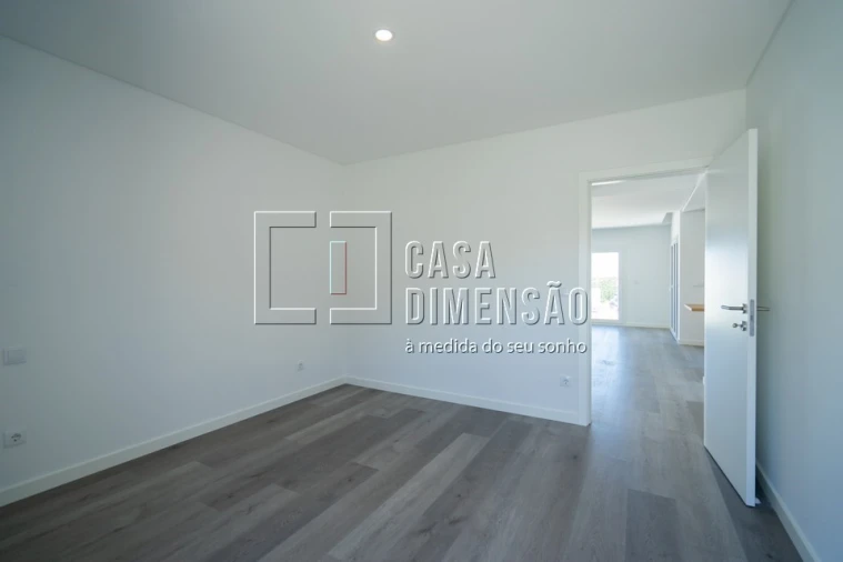 Moradia T4 para Venda em Corroios Foto 23