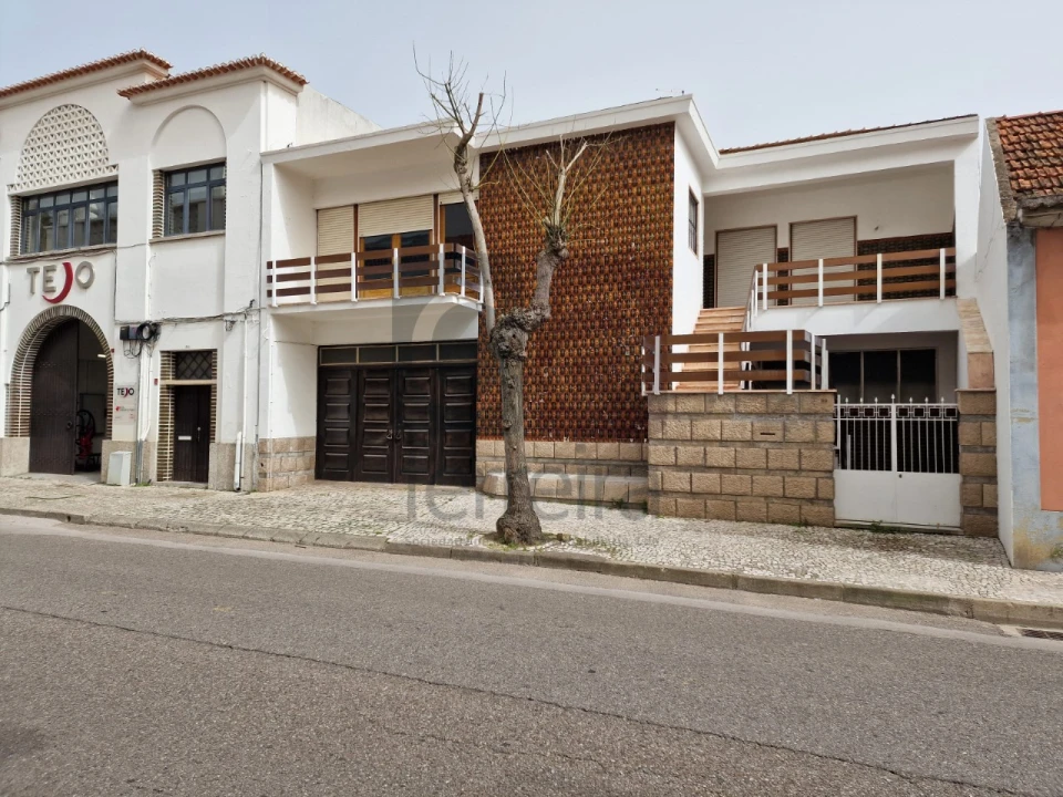 Moradia T4 para Venda em Almeirim Foto 1