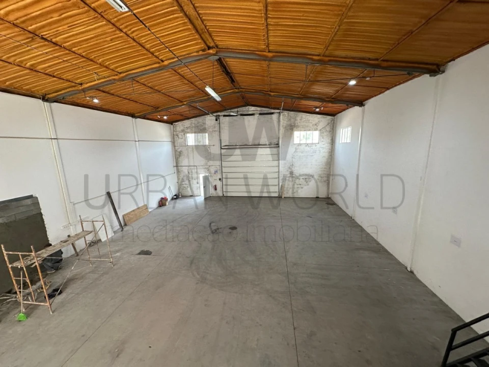 Armazém para Venda em Venda do Pinheiro e Santo Estêvão das Galés Foto 4