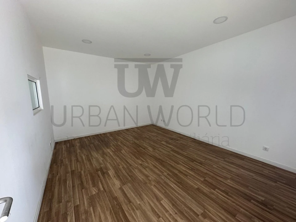 Armazém para Venda em Venda do Pinheiro e Santo Estêvão das Galés Foto 3