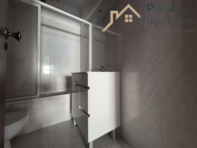 Apartamento T2 para Venda em Rio de Mouro Foto 11