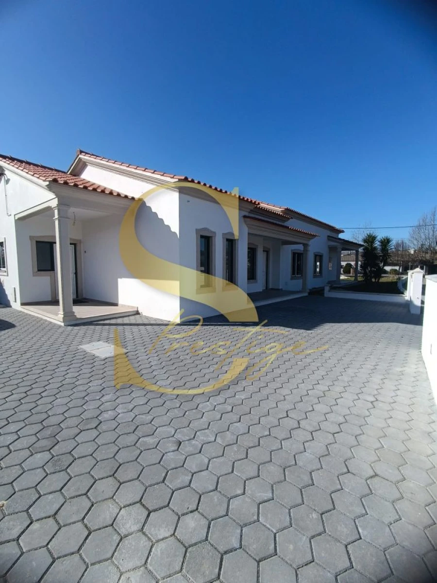 Moradia T4 para Venda em Monte Redondo e Carreira