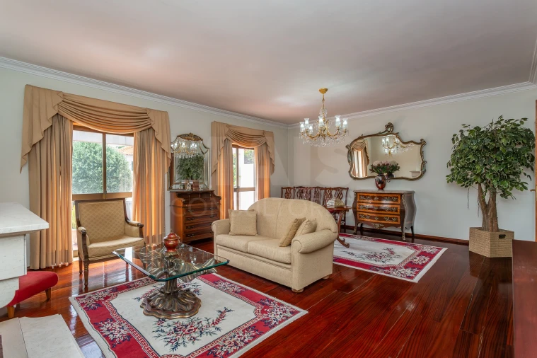 Moradia T4 para Venda em Carnaxide e Queijas Foto 11