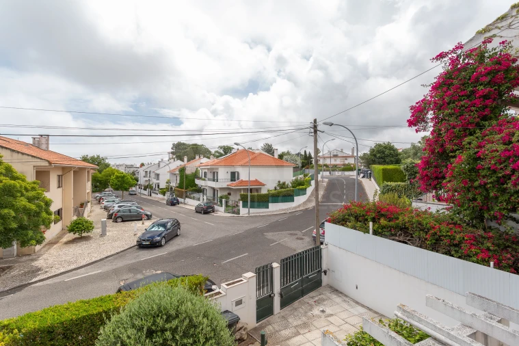 Moradia T4 para Venda em Carnaxide e Queijas Foto 1