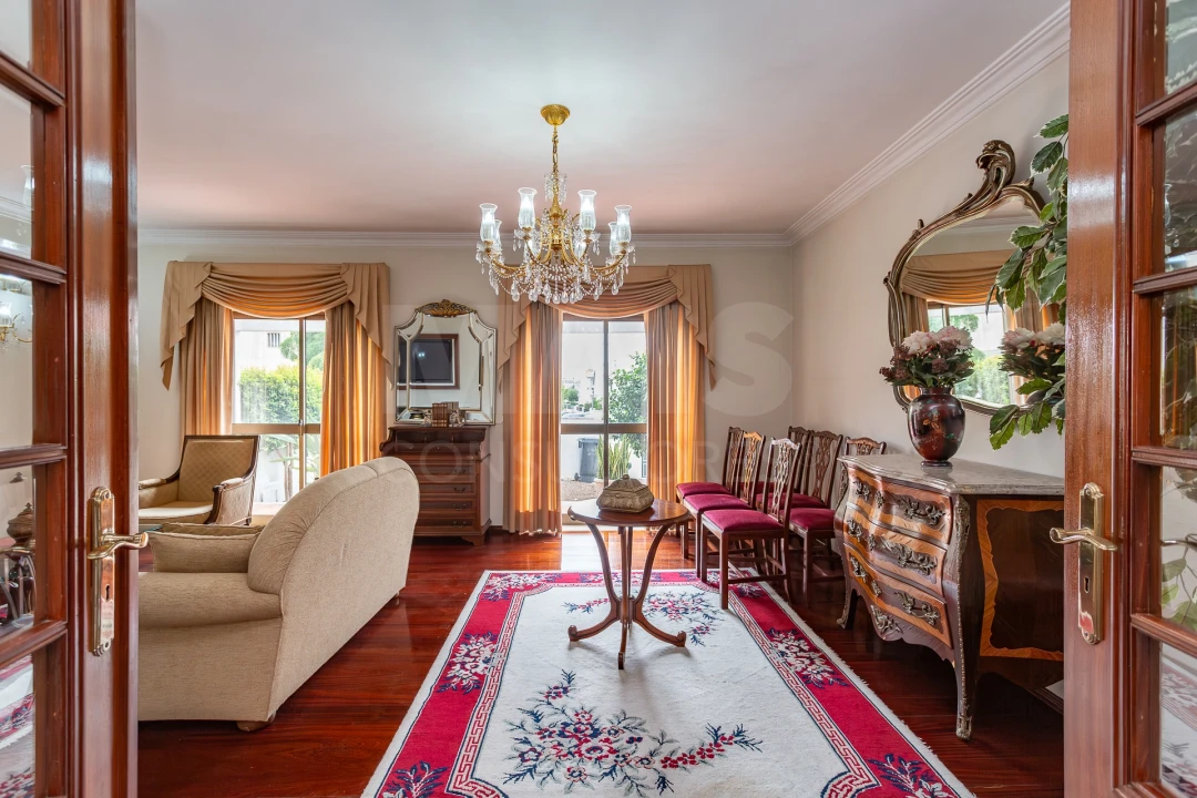 Moradia T4 para Venda em Carnaxide e Queijas Foto 10