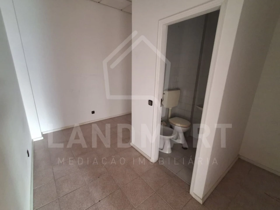 Loja para Arrendamento em Benedita Foto 3