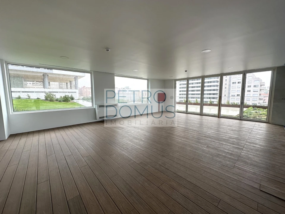 Apartamento T3 para Arrendamento em Areeiro Foto 8