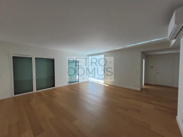 Apartamento T3 para Arrendamento em Areeiro