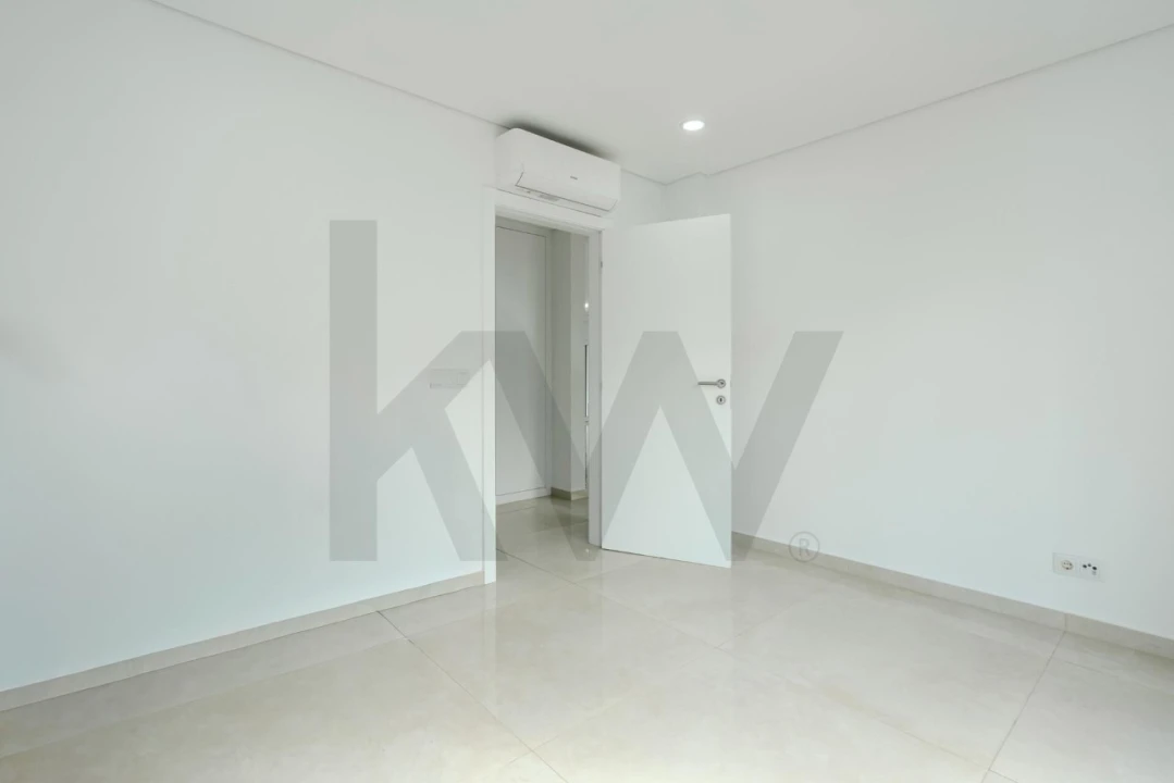 Moradia T4 para Venda em Corroios Foto 10