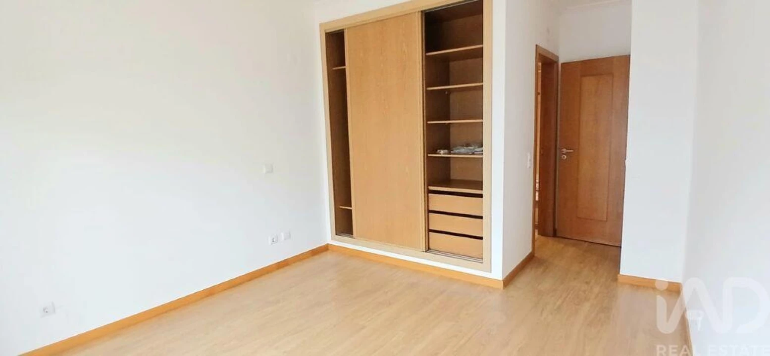 Apartamento T3 para Venda em Quelfes Foto 10