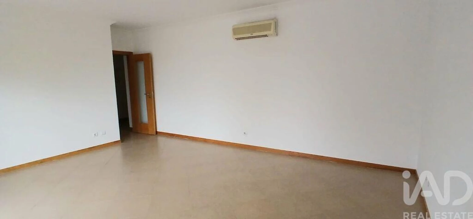 Apartamento T3 para Venda em Quelfes Foto 3