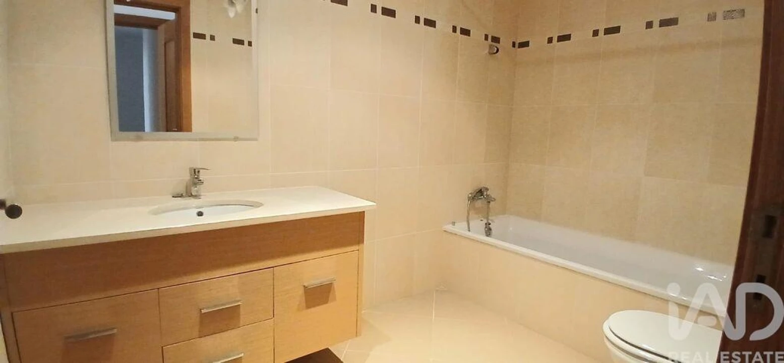 Apartamento T3 para Venda em Quelfes Foto 9