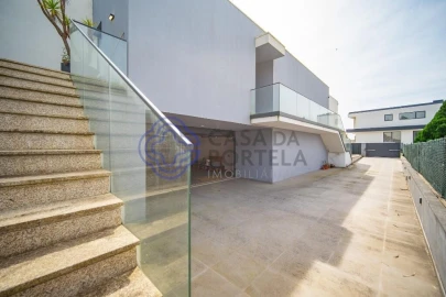 Moradia T3 para Venda em Nogueira e Silva Escura