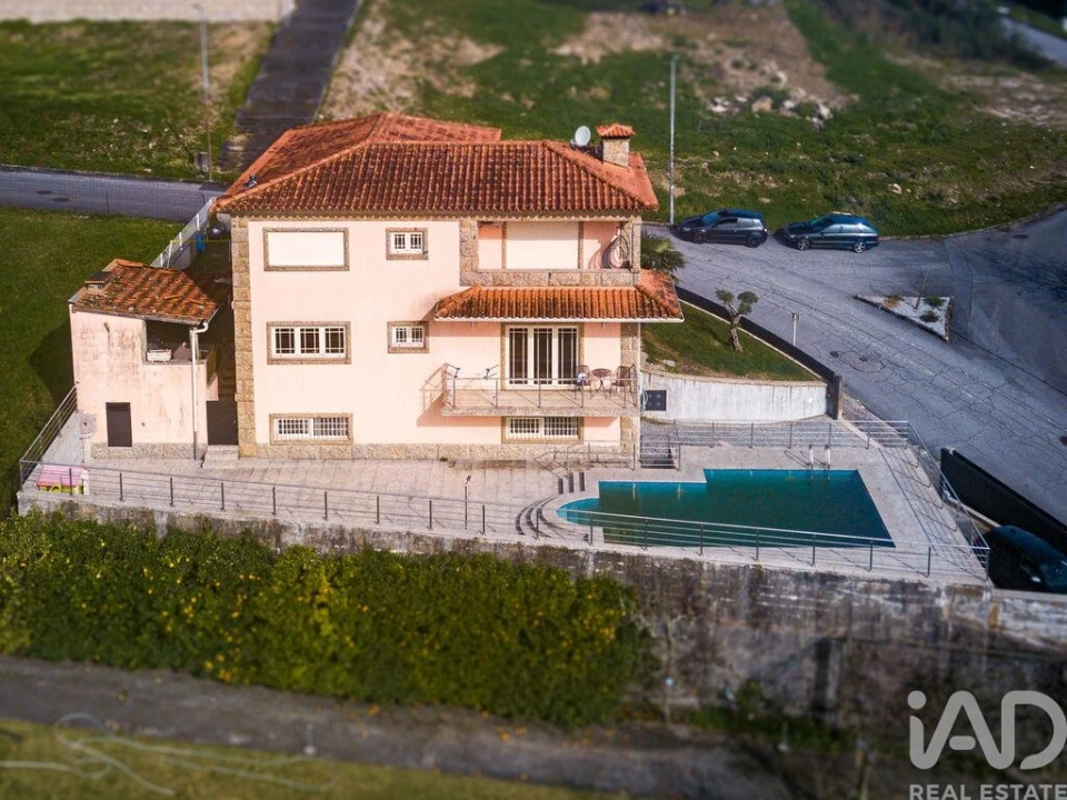 Moradia T4 para Venda em Lanhoso Foto 1