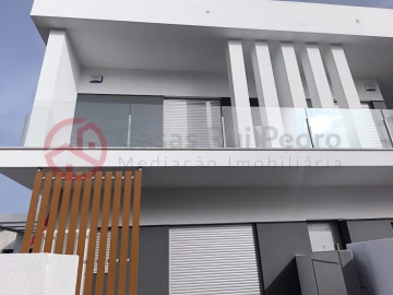 Moradia T4 para Venda em Fernao Ferro
