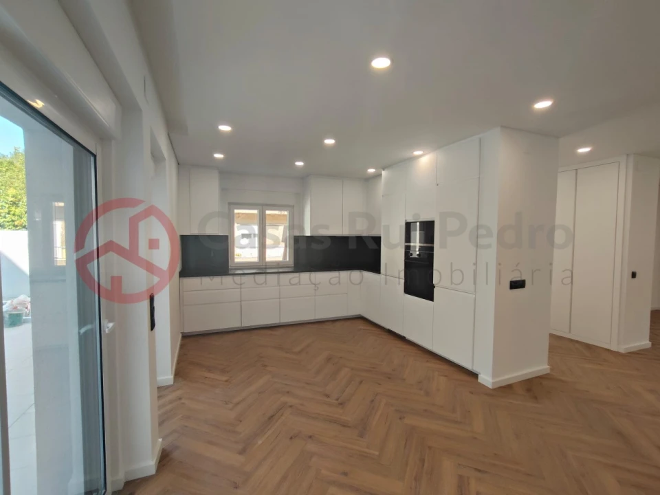 Moradia T3 para Venda em Almada, Cova da Piedade, Pragal e Cacilhas Foto 2