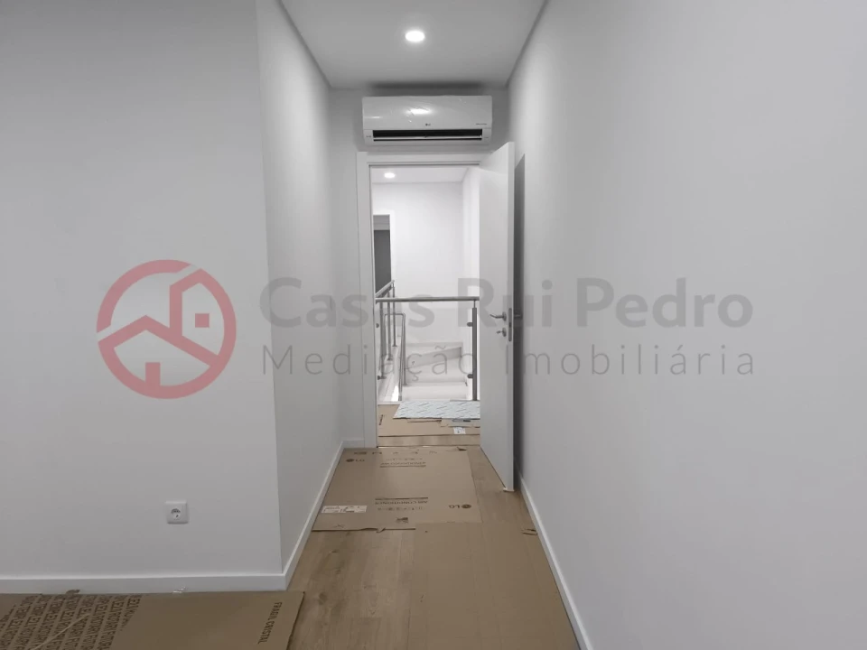 Moradia T4 para Venda em Fernao Ferro Foto 31