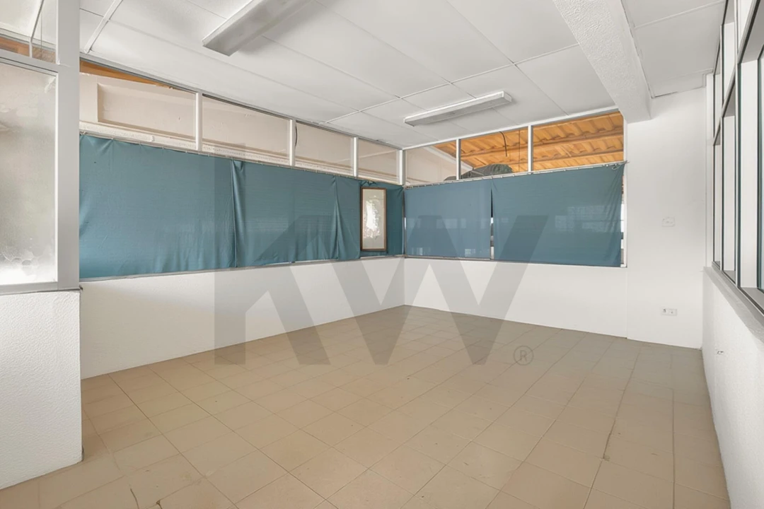 Armazém para Venda em São João da Madeira Foto 19