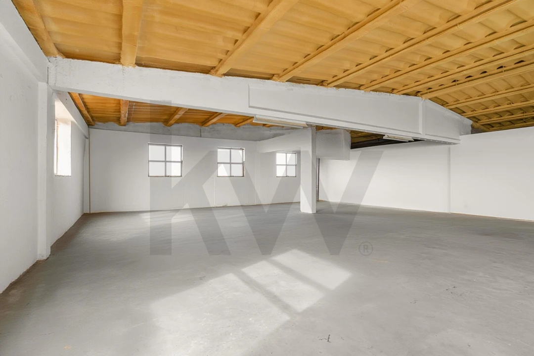 Armazém para Venda em São João da Madeira Foto 21