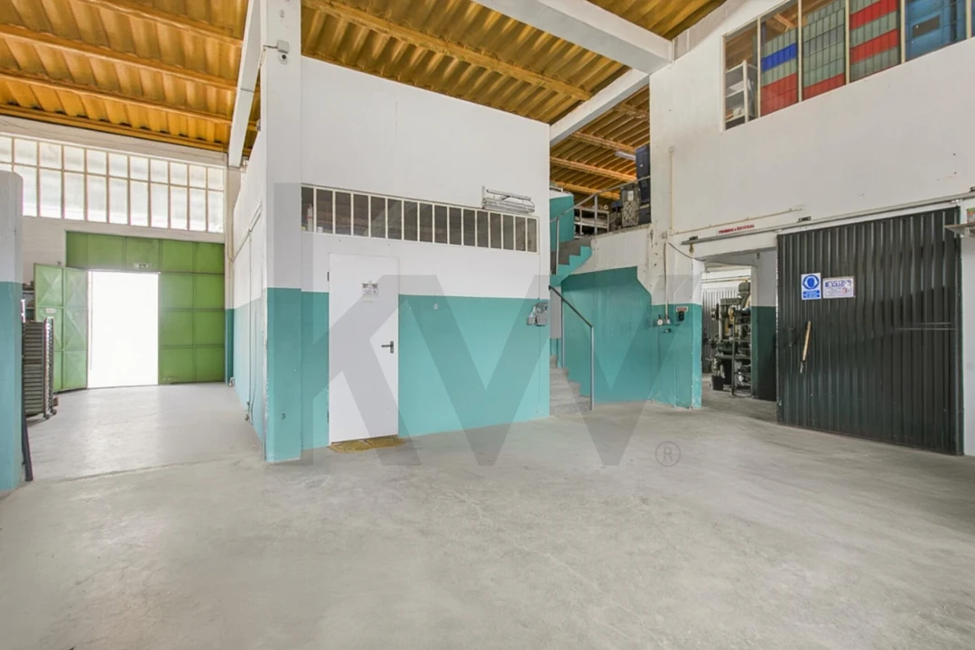 Armazém para Venda em São João da Madeira Foto 17