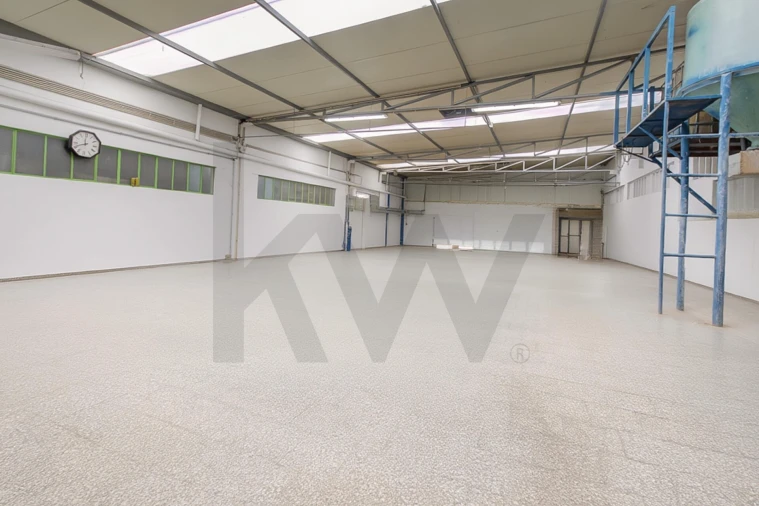 Armazém para Venda em São João da Madeira Foto 14