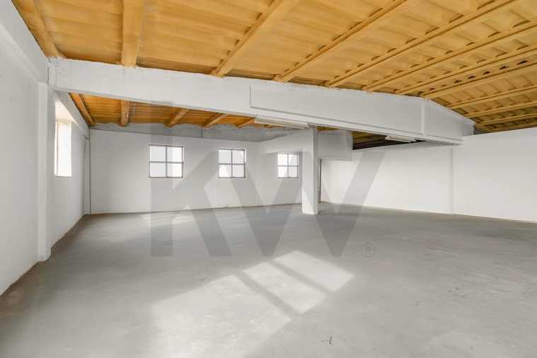 Armazém para Venda em São João da Madeira Foto 21