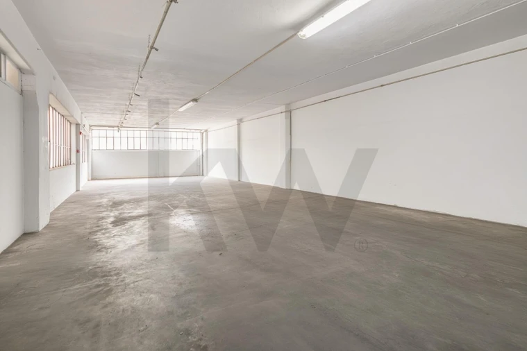 Armazém para Venda em São João da Madeira Foto 16