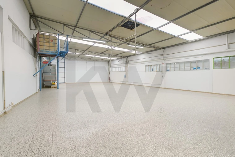 Armazém para Venda em São João da Madeira Foto 13