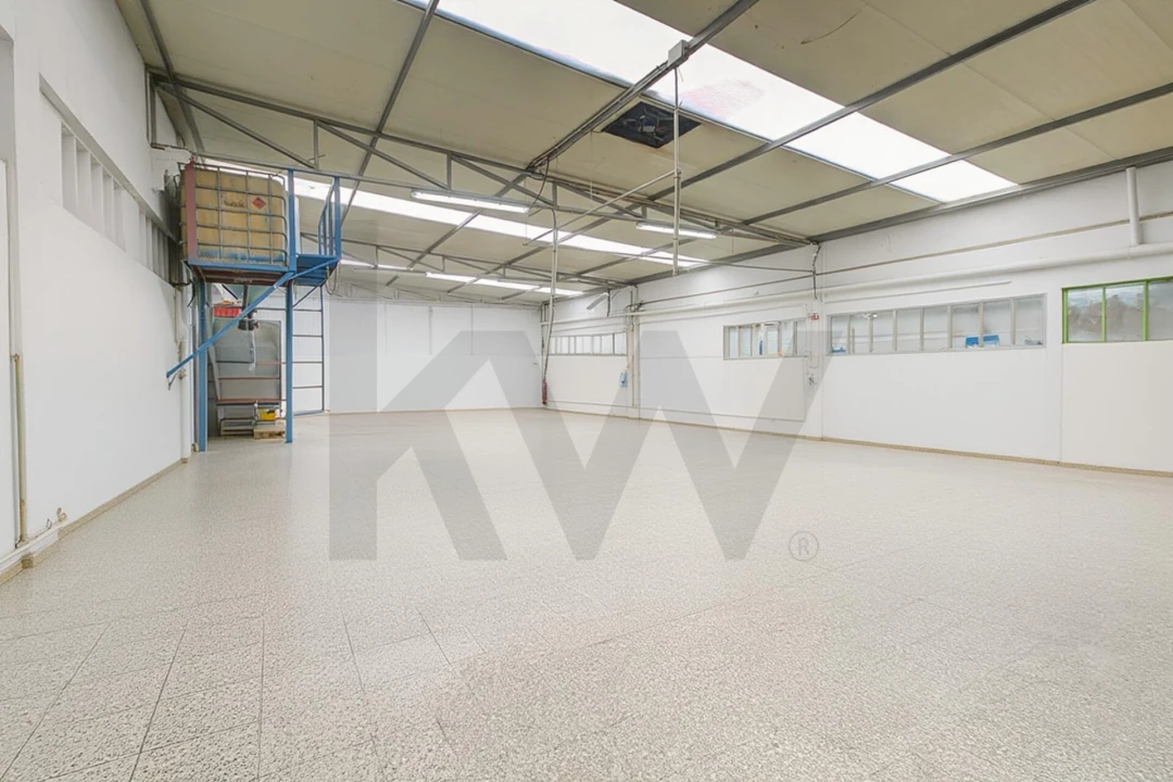 Armazém para Venda em São João da Madeira Foto 13