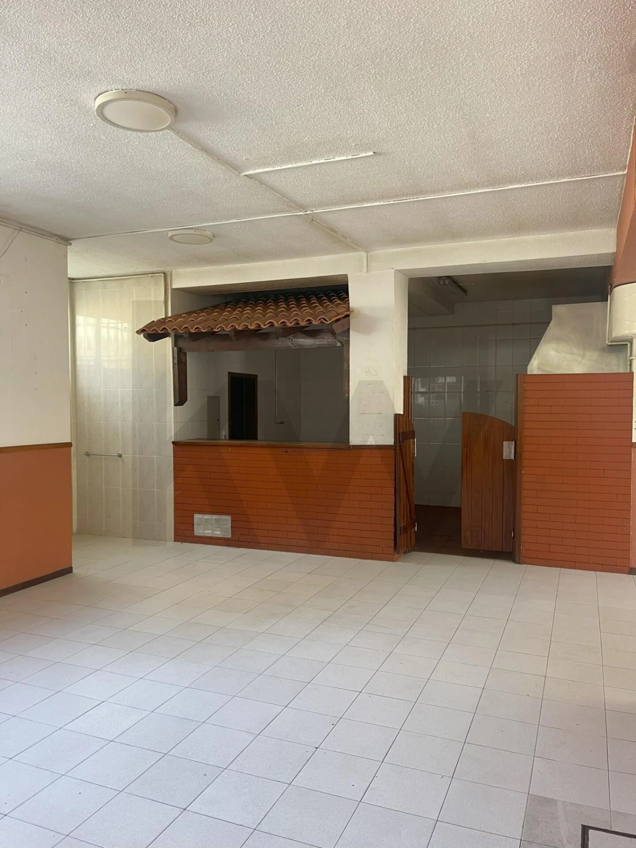 Loja para Venda em Arrifana Foto 4