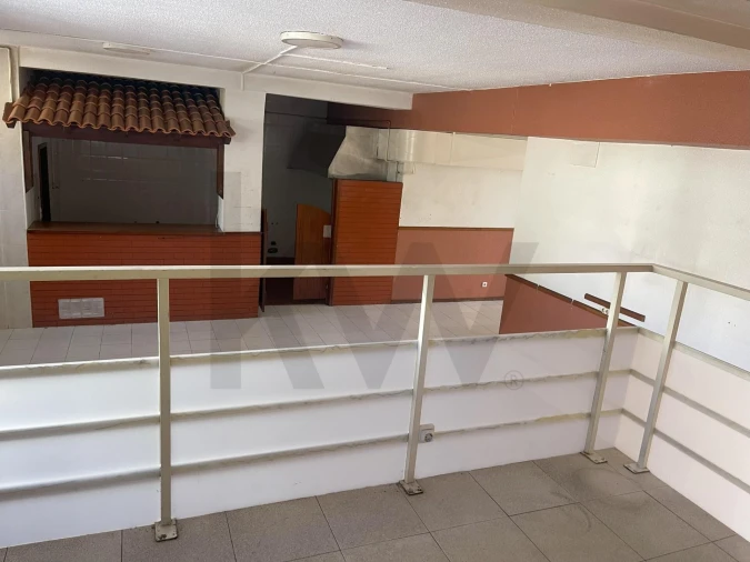 Loja para Venda em Arrifana Foto 2