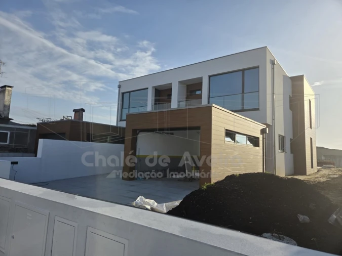 Moradia T3 para Venda em Aradas Foto 4