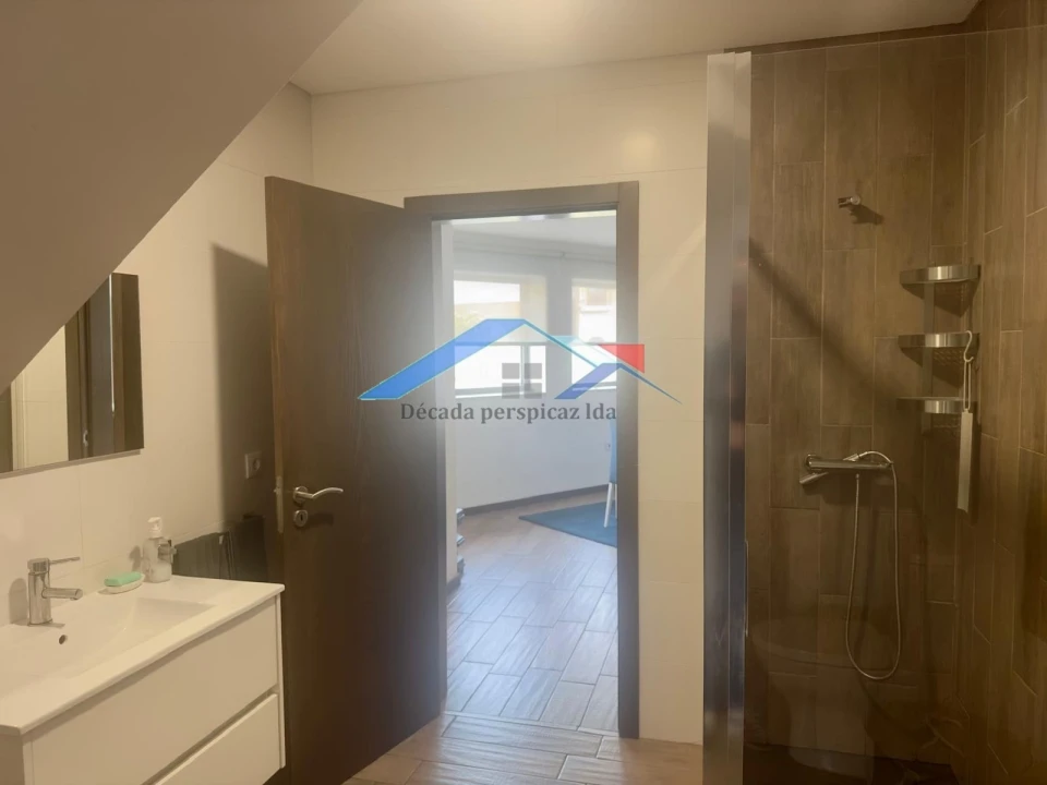 Moradia T4 para Venda em Arrifana Foto 8