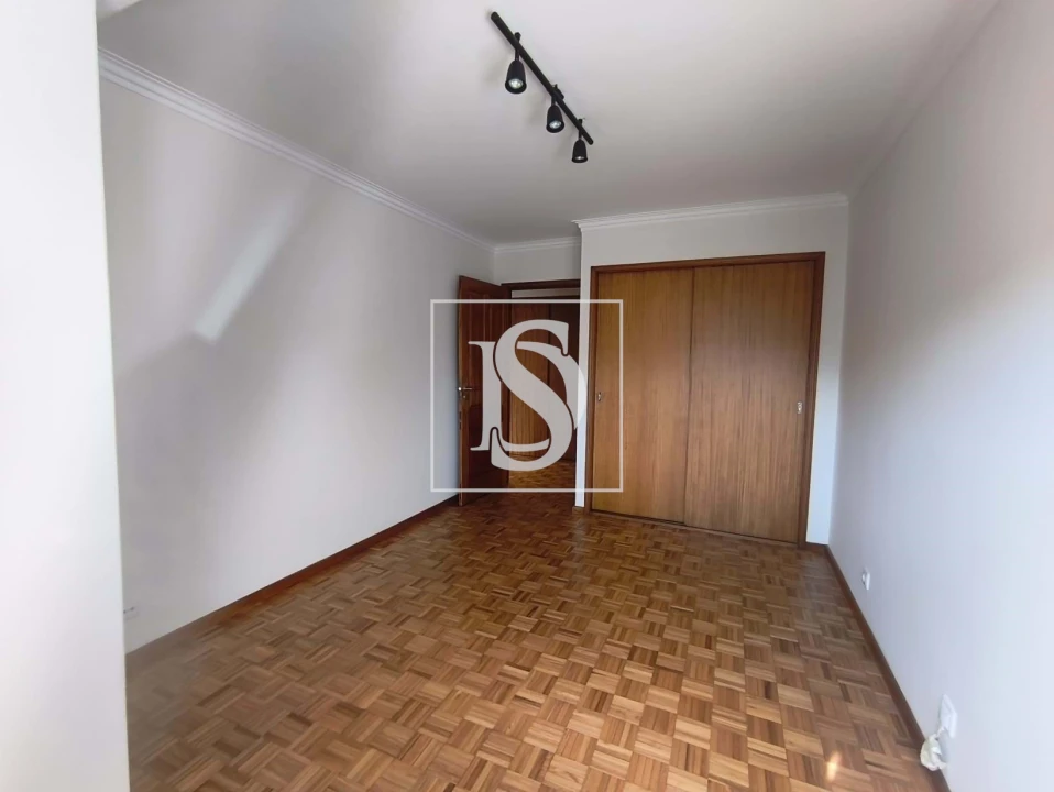 Apartamento T3 para Arrendamento em Oliveira, São Paio e São Sebastião Foto 16