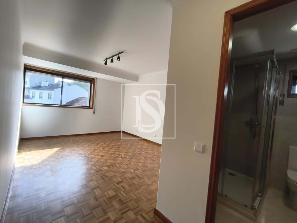 Apartamento T3 para Arrendamento em Oliveira, São Paio e São Sebastião Foto 22