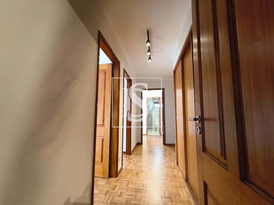 Apartamento T3 para Arrendamento em Oliveira, São Paio e São Sebastião Foto 13