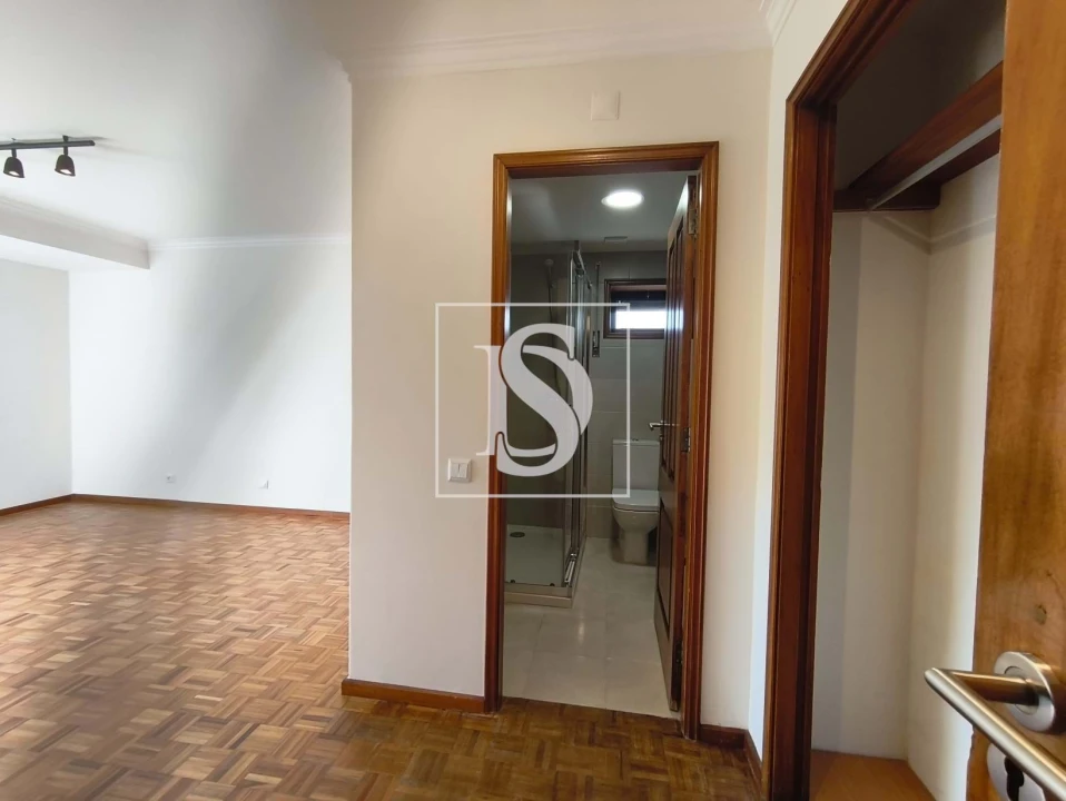 Apartamento T3 para Arrendamento em Oliveira, São Paio e São Sebastião Foto 21