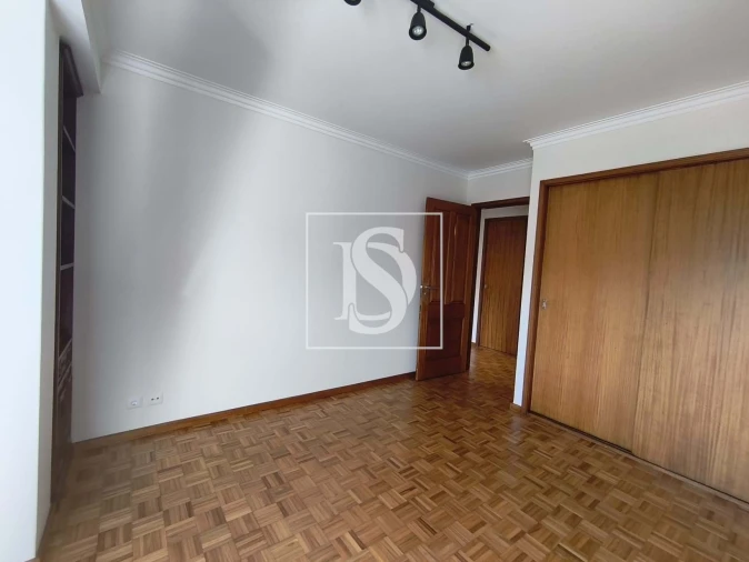 Apartamento T3 para Arrendamento em Oliveira, São Paio e São Sebastião Foto 15