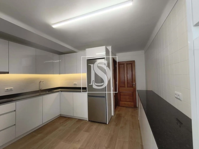 Apartamento T3 para Arrendamento em Oliveira, São Paio e São Sebastião Foto 2