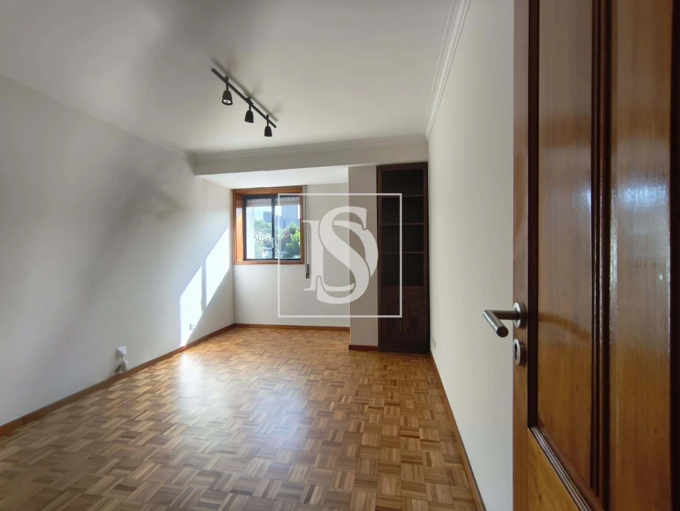 Apartamento T3 para Arrendamento em Oliveira, São Paio e São Sebastião Foto 14