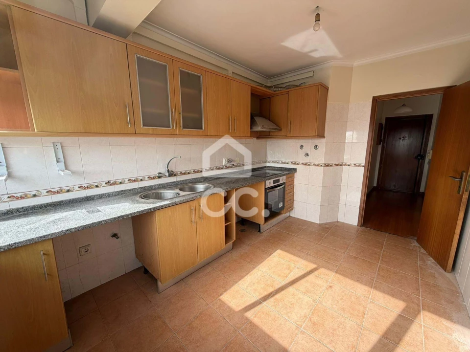 Apartamento T2 para Venda em Agualva e Mira-Sintra Foto 3