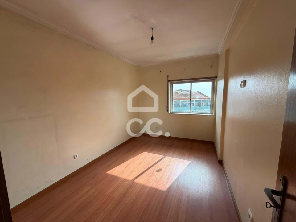 Apartamento T2 para Venda em Agualva e Mira-Sintra Foto 13