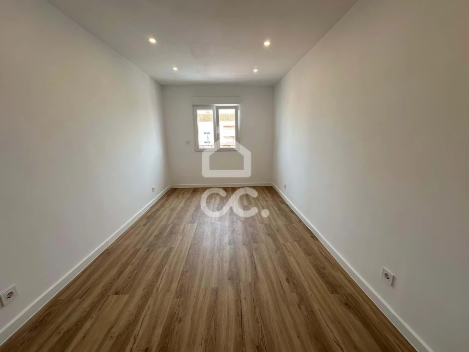 Apartamento T2 para Venda em Camarate, Unhos e Apelação Foto 13