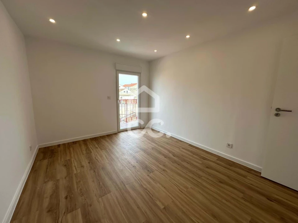 Apartamento T2 para Venda em Camarate, Unhos e Apelação Foto 17