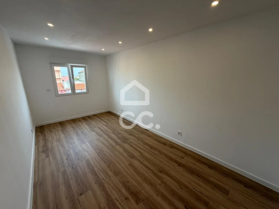 Apartamento T2 para Venda em Camarate, Unhos e Apelação Foto 12