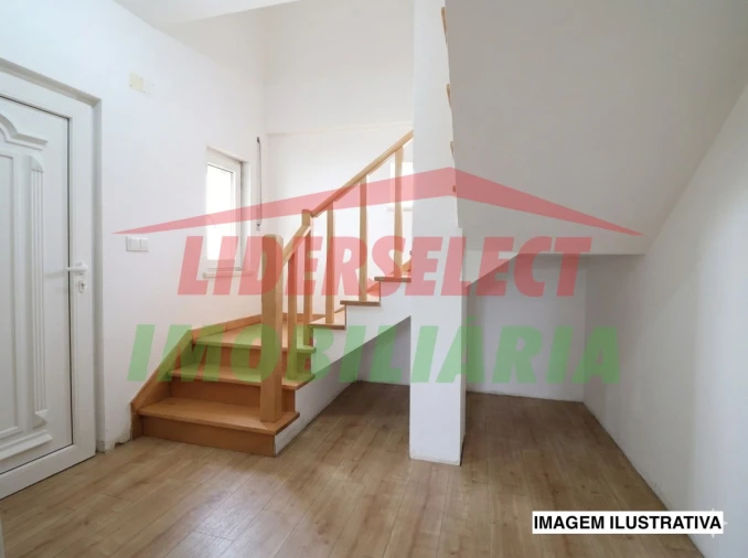 Moradia T1 para Venda em Encarnação Foto 3