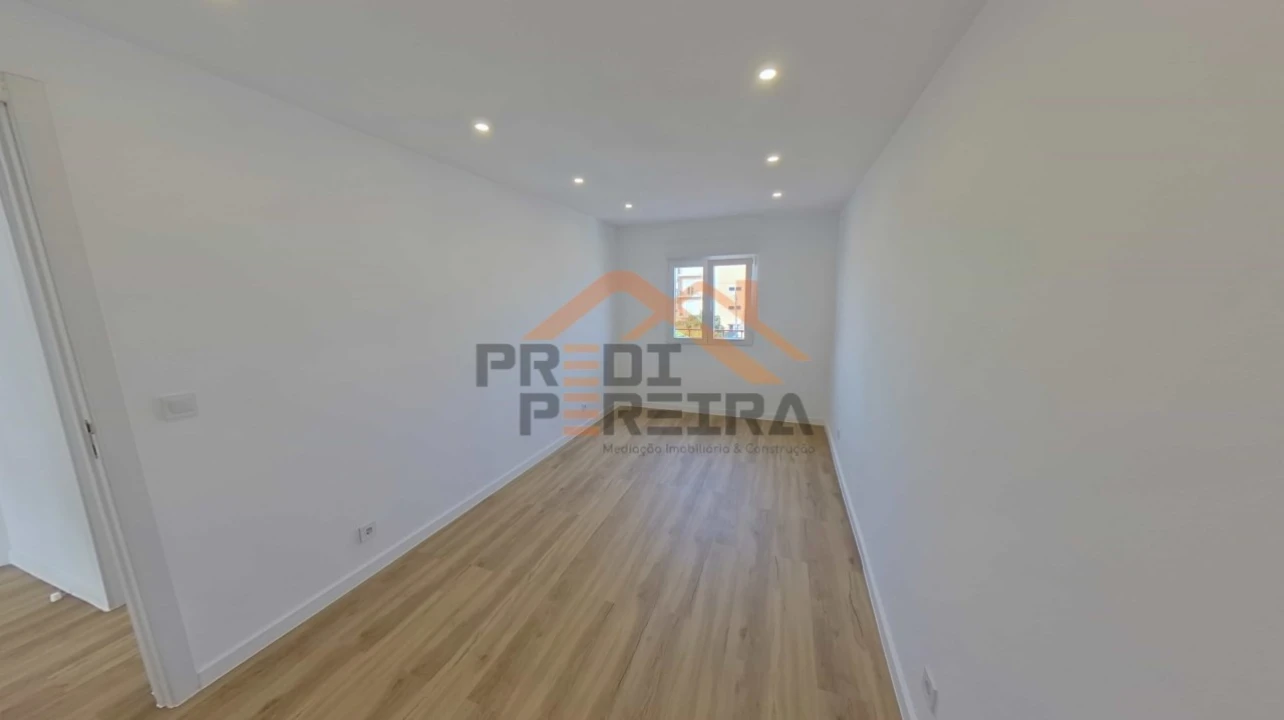 Apartamento T2 para Venda em Camarate, Unhos e Apelação Foto 17