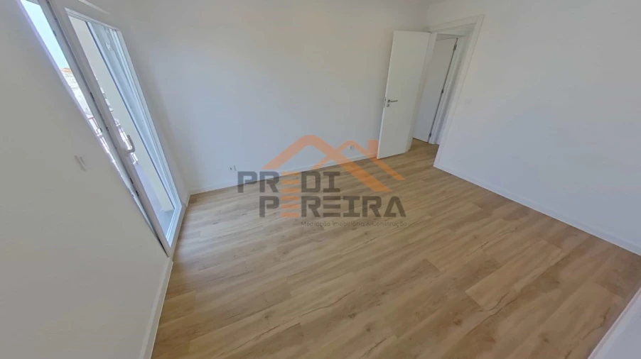 Apartamento T2 para Venda em Camarate, Unhos e Apelação Foto 15