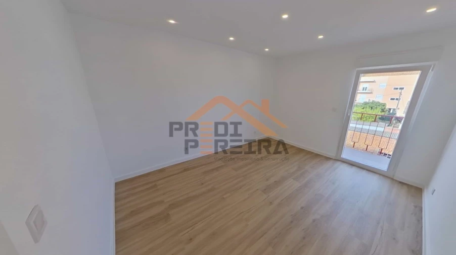 Apartamento T2 para Venda em Camarate, Unhos e Apelação Foto 13