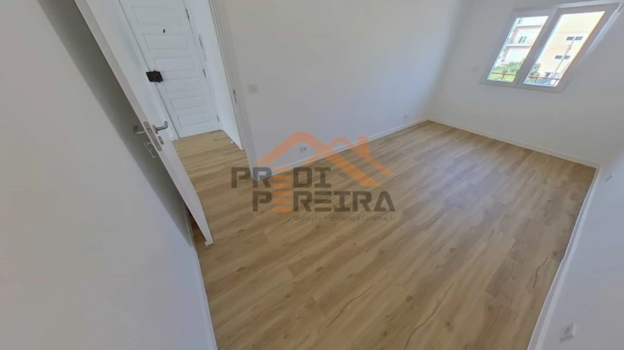 Apartamento T2 para Venda em Camarate, Unhos e Apelação Foto 19
